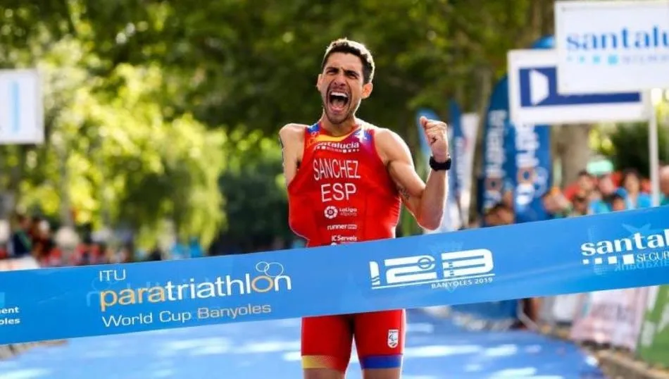 Triunfo del salmantino en la Copa del Mundo de Triatlón paralímpico, en Banyoles. Foto de @tzaferes