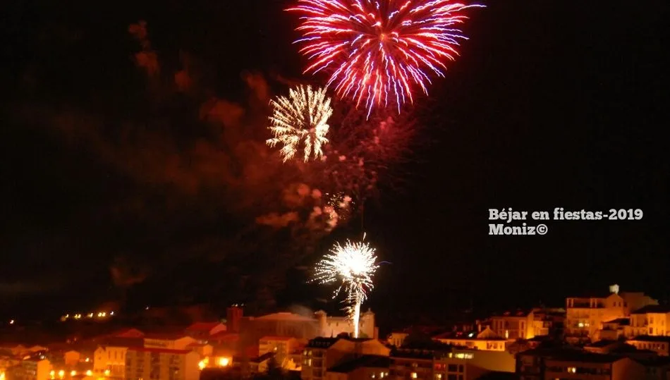Los fuegos artificiales en la Plaza Mayor cierran las Fiestas de la Virgen del Castañar / FOTOS MANUEL ÁLVAREZ-MONTESERÍN