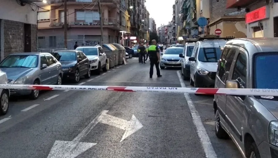 El contenedor de basura ubicado en la calle General Ilizaicin, en el barrio de Carolinas Bajas de Alicante