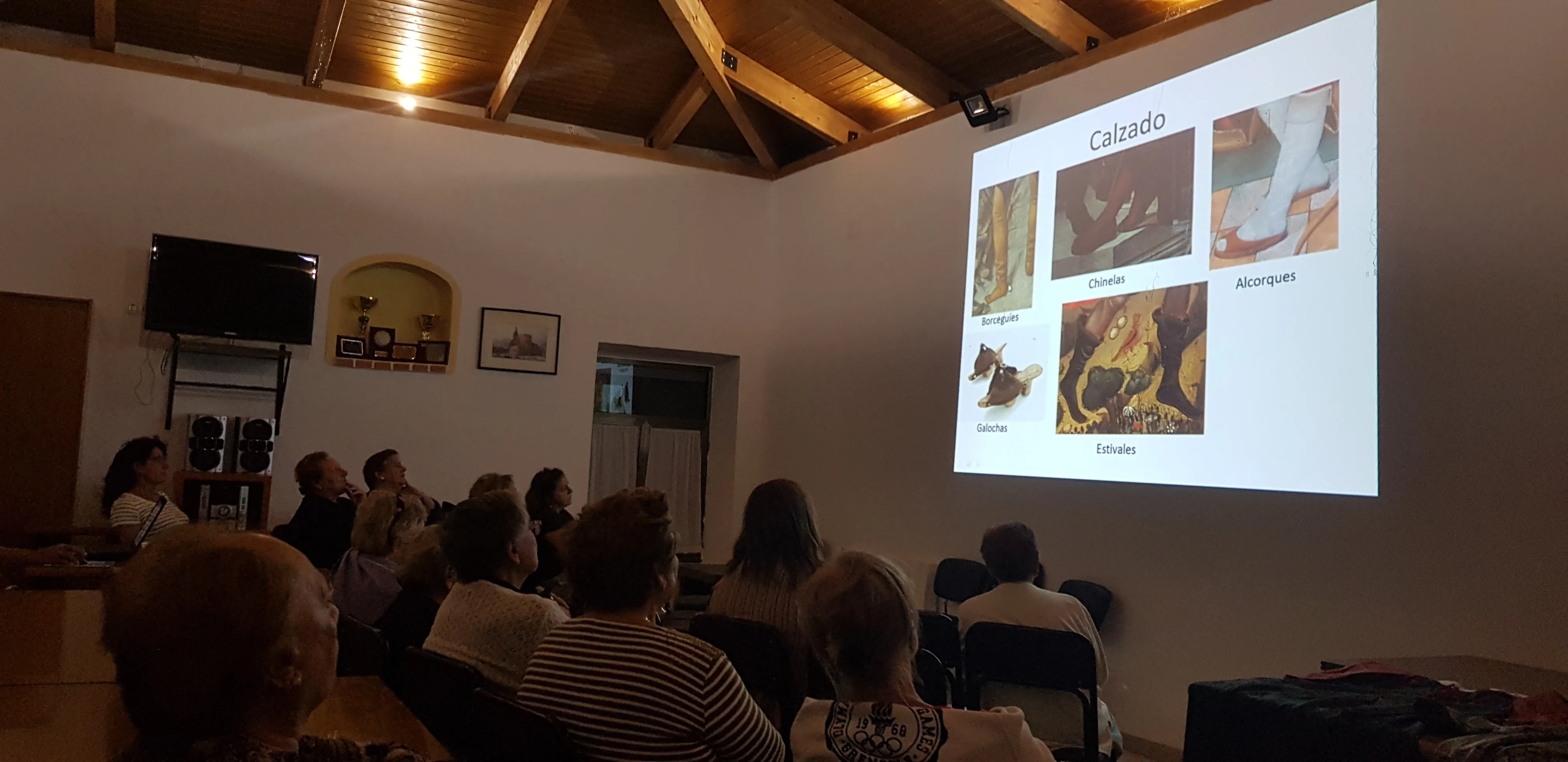 Foto 4 - La recreaci&oacute;n fiel de vestimentas del siglo XV centra una Charla-Taller en R&aacute;gama