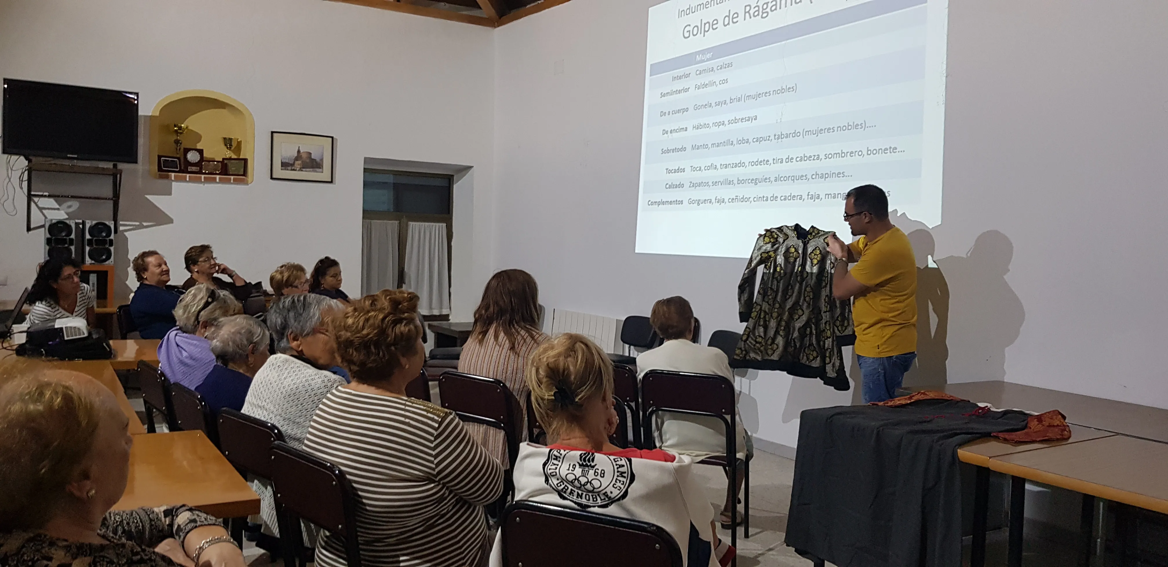 Foto 2 - La recreaci&oacute;n fiel de vestimentas del siglo XV centra una Charla-Taller en R&aacute;gama