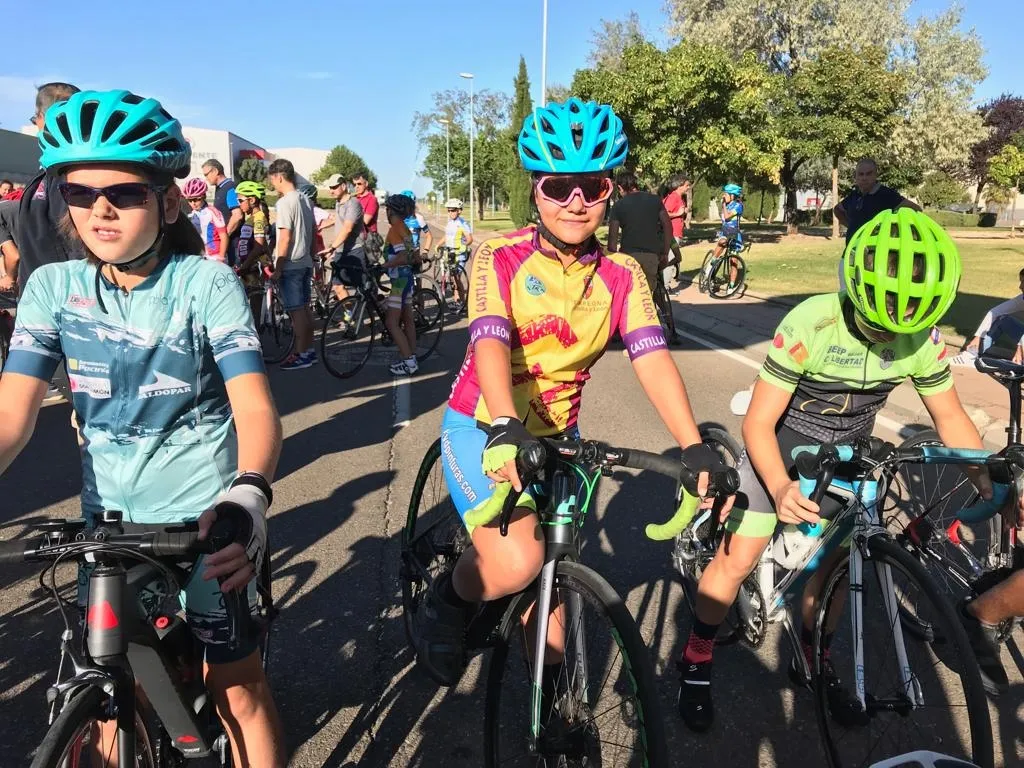 Foto 2 - Salma Dom&iacute;nguez, de la Escuela de Ciclismo&nbsp;Salmantina, gana en alevines en la final de la Copa de ...