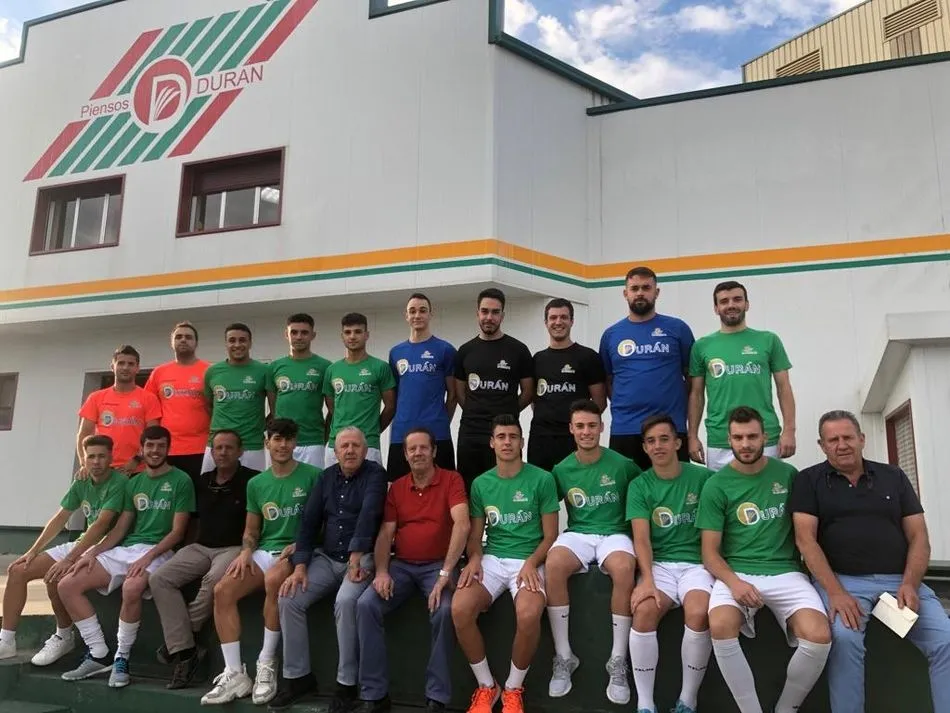 La plantilla del Albense FS visitó las instalaciones de Piensos Durán.