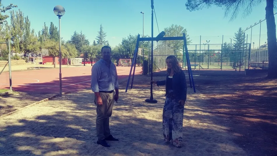 El alcalde de Santa Marta, David Mingo, junto a la concejal, Marta Labrador, en el parque de las piscinas de Valdelagua