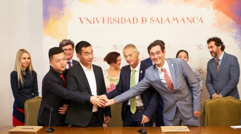 Saludo del consejero delegado de Cursos Internacionales de la Universidad de Salamanca, José Miguel Sánchez Llorente, y el consejero delegado de la empresa Zixi Technology Development, Chen Dong