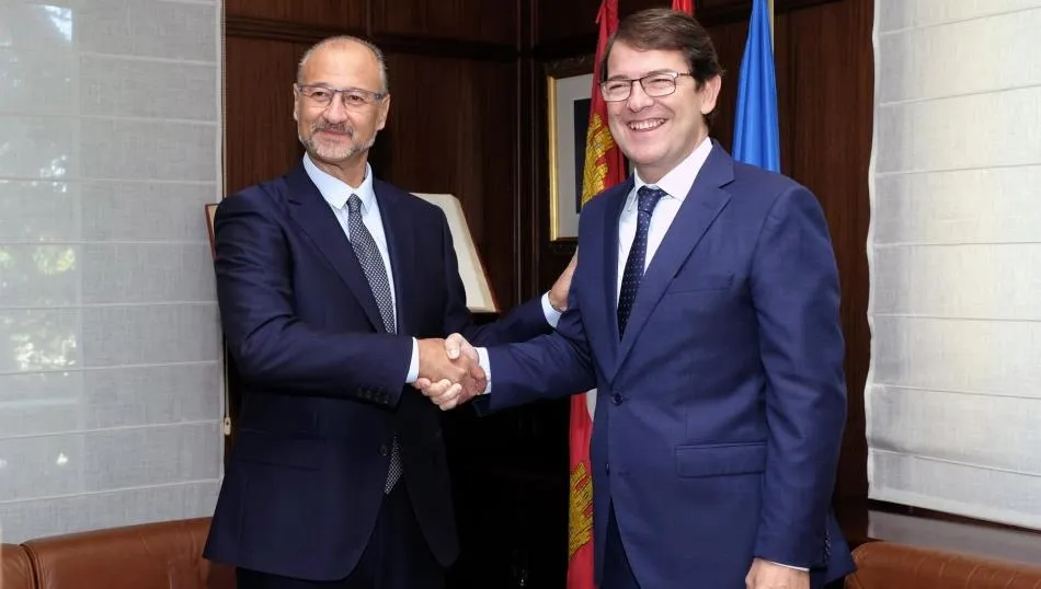 El presidente de la Junta de Castilla y León, Alfonso Fernández Mañueco, y el presidente de las Cortes, Luis Fuentes, a la izquierda. Foto EP