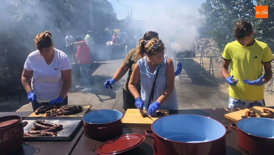 El equipo de colaboradoras y colaboradores, fundamental en las fiestas de Villares / FOTOS: JONÁS MAYORDOMO