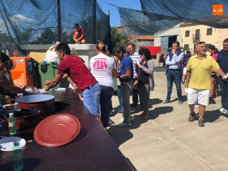 Foto 11 - En Villares de Yeltes despiden las fiestas con una potente parrillada  