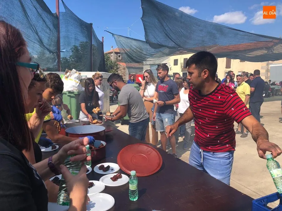 Foto 10 - En Villares de Yeltes despiden las fiestas con una potente parrillada  