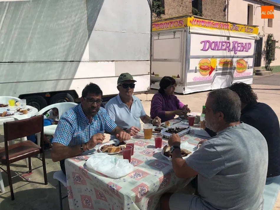 Foto 4 - En Villares de Yeltes despiden las fiestas con una potente parrillada  