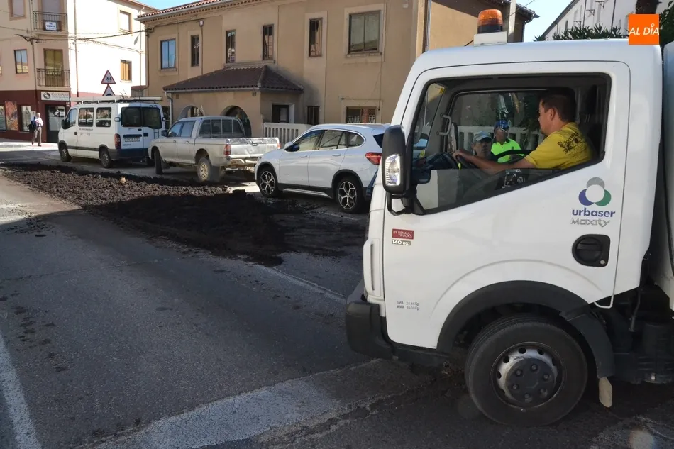 Foto 7 - Un cami&oacute;n de esti&eacute;rcol pierde su carga por la Avenida Conde de Fox&aacute;  