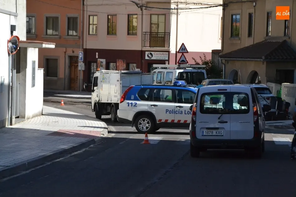 Foto 5 - Un cami&oacute;n de esti&eacute;rcol pierde su carga por la Avenida Conde de Fox&aacute;  