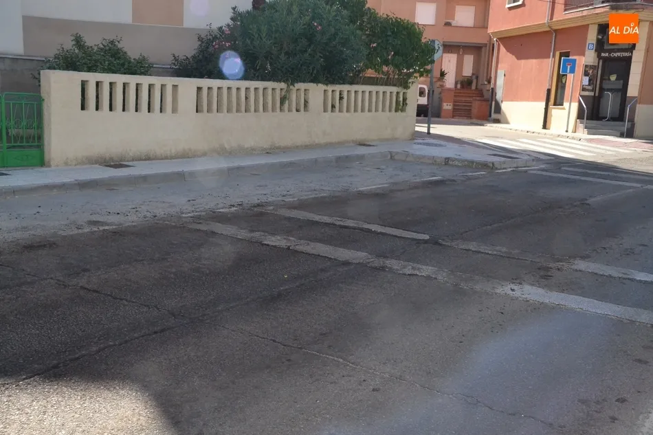 Foto 4 - Un cami&oacute;n de esti&eacute;rcol pierde su carga por la Avenida Conde de Fox&aacute;  
