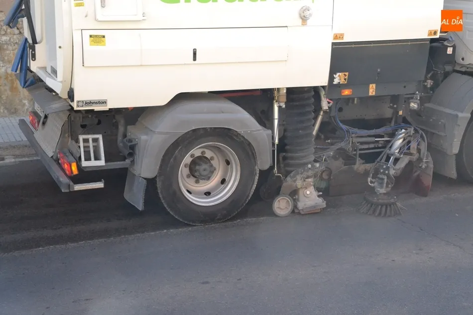 Foto 2 - Un cami&oacute;n de esti&eacute;rcol pierde su carga por la Avenida Conde de Fox&aacute;  