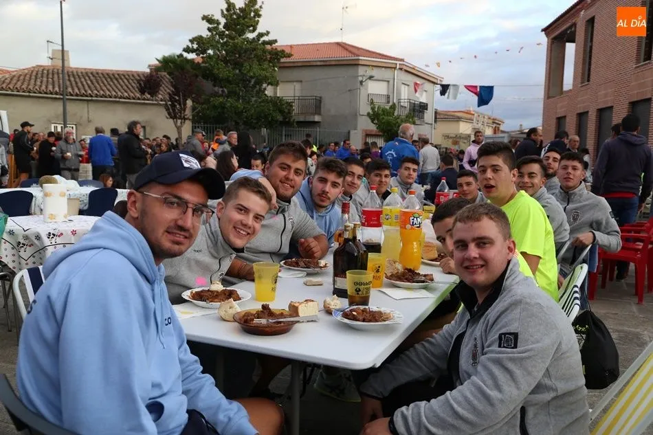 Un grupo de jóvenes disfruta de la carne con patatas