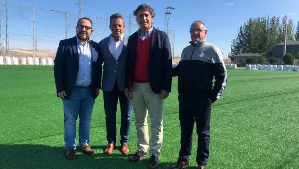 Carlos García Carbayo, alcalde de Salamanca, junto a dirigentes del Salamanca UDS, en el campo Tori