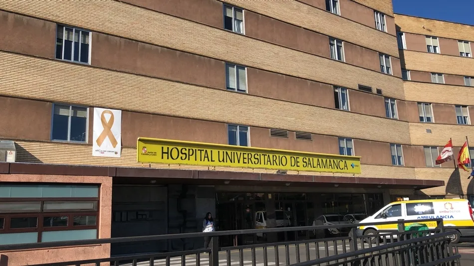 Lazo dorado en el Hospital Clínico, con el que se respalda esta campaña