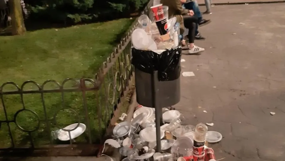 Papelera en la plaza de los Bandos