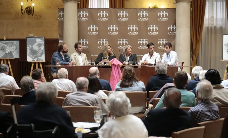 Mesa con los participantes en los Aperitivos Tautinos del Casino. Foto: Alejandro López