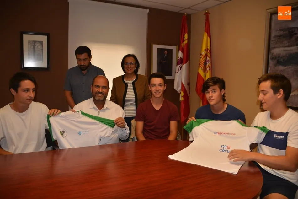 El equipo del Club Cabrerizos que viaja a Eslovenia en el Ayuntamiento. Foto: Lydia González