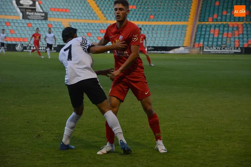 Foto 11 - El filial del Salamanca UDS se lleva por delante al Santa Marta y el liderato en el derbi (2-0)