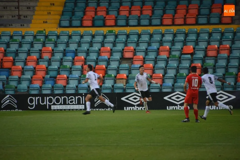 Foto 10 - El filial del Salamanca UDS se lleva por delante al Santa Marta y el liderato en el derbi (2-0)