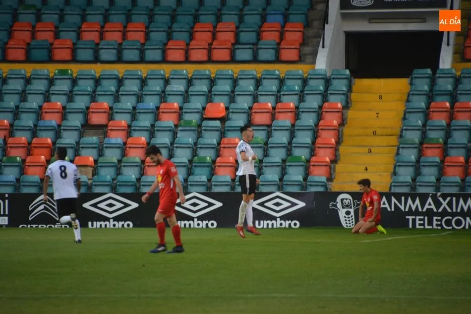 Foto 9 - El filial del Salamanca UDS se lleva por delante al Santa Marta y el liderato en el derbi (2-0)