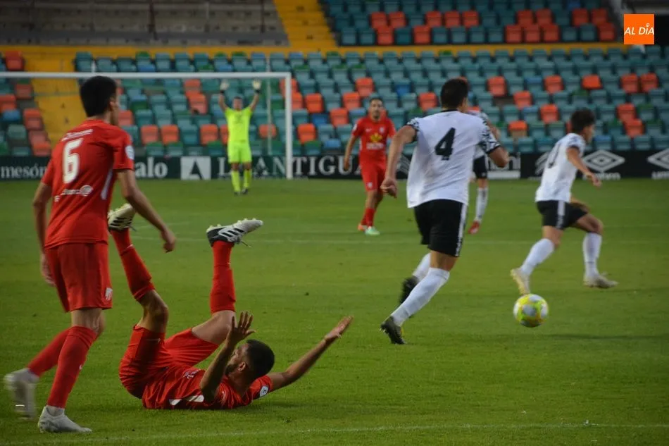 Foto 3 - El filial del Salamanca UDS se lleva por delante al Santa Marta y el liderato en el derbi (2-0)