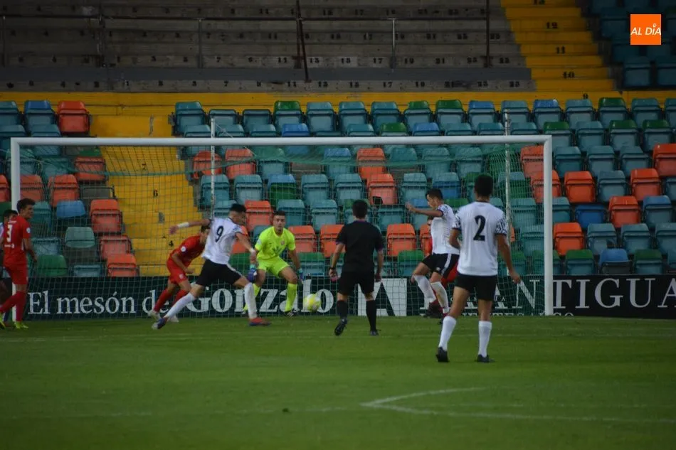 Foto 2 - El filial del Salamanca UDS se lleva por delante al Santa Marta y el liderato en el derbi (2-0)
