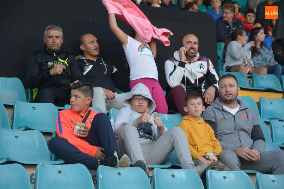 Foto 8 - El Helm&aacute;ntico vibra con el derbi charro entre el filial del Salamanca UDS y el Santa Marta
