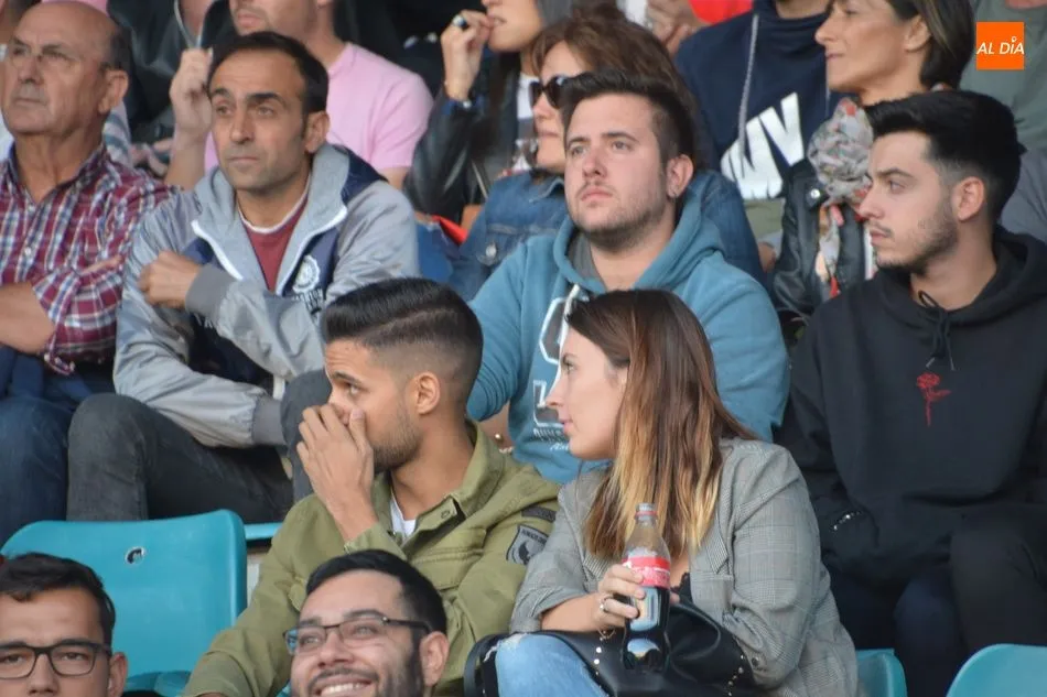 Foto 6 - El Helm&aacute;ntico vibra con el derbi charro entre el filial del Salamanca UDS y el Santa Marta