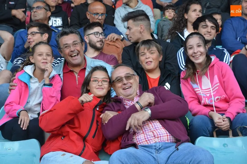 Foto 3 - El Helm&aacute;ntico vibra con el derbi charro entre el filial del Salamanca UDS y el Santa Marta