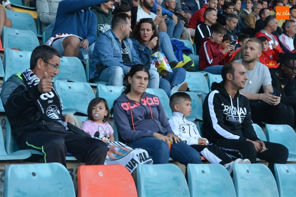 Foto 2 - El Helm&aacute;ntico vibra con el derbi charro entre el filial del Salamanca UDS y el Santa Marta