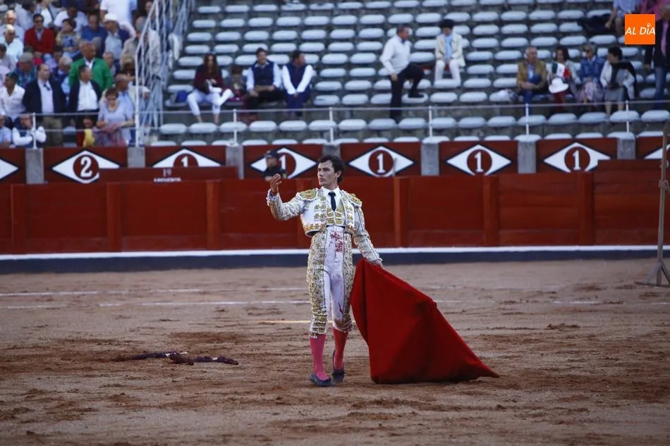 Valor y ganas de Miguel Aguilar, que estuvo en novillero con los dos de su lote. Foto: Pablo Angular