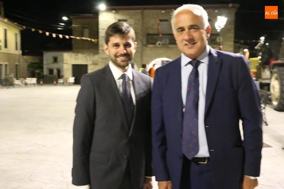 Las peñas llenan de color la plaza de Barruecopardo en un divertido desfile  