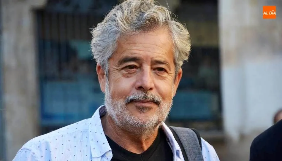 El actor Carlos Iglesias en la plaza Liceo de Salamanca. Foto de Lydia González