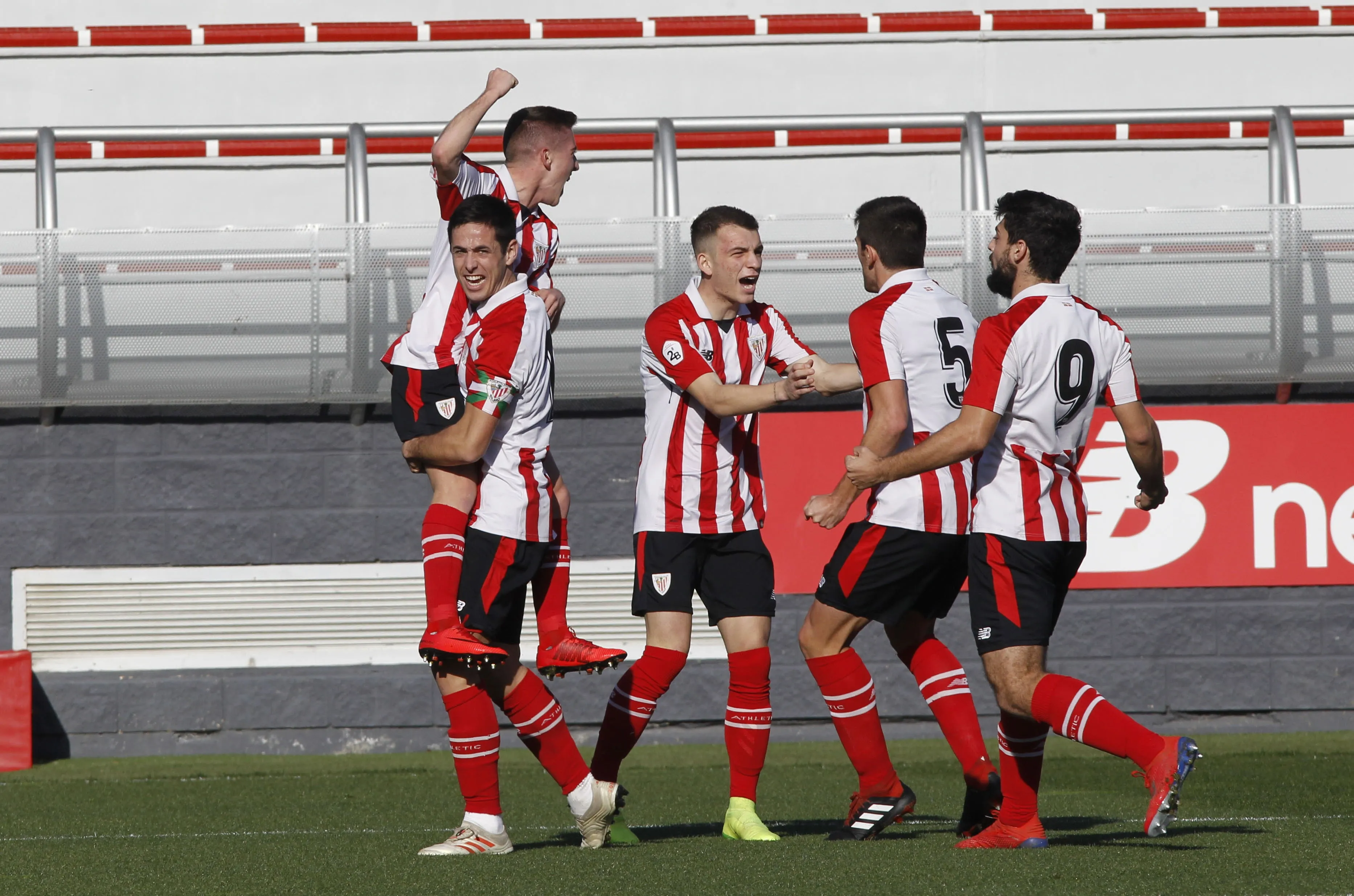El Bilbao Athletic celebra un gol