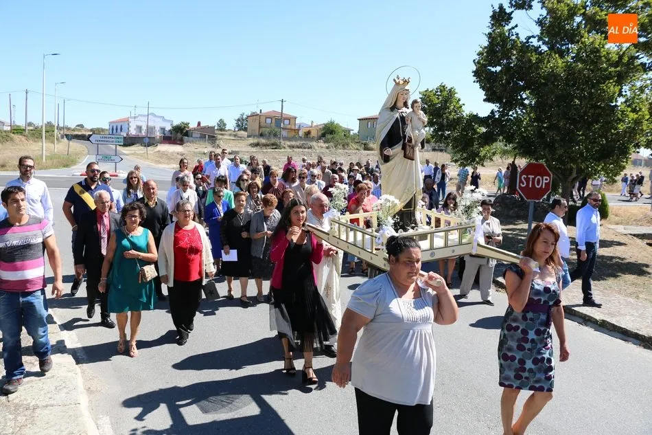 La Virgen del Carmen recorría en procesión las calles de Trabanca / REP. GRÁFICO: CORRAL