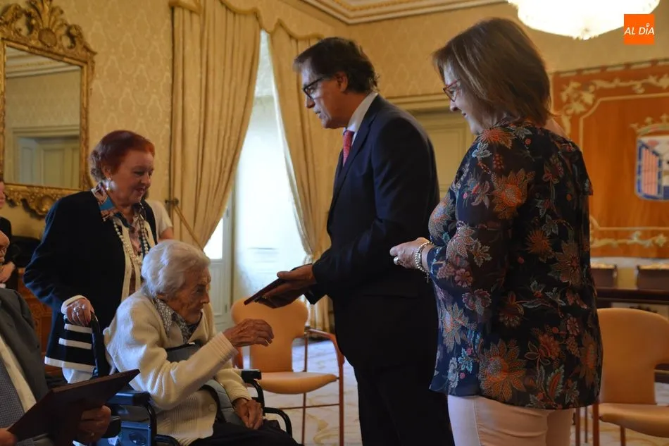 Foto 5 - Emotivo homenaje del Ayuntamiento a tres personas centenarias