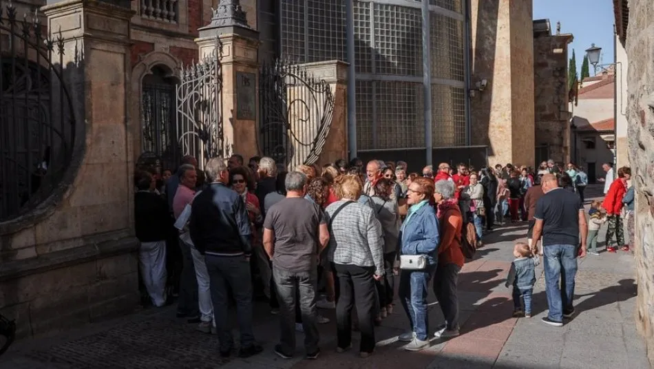 Visitantes esperando su turno para entrar en la Casa Lis