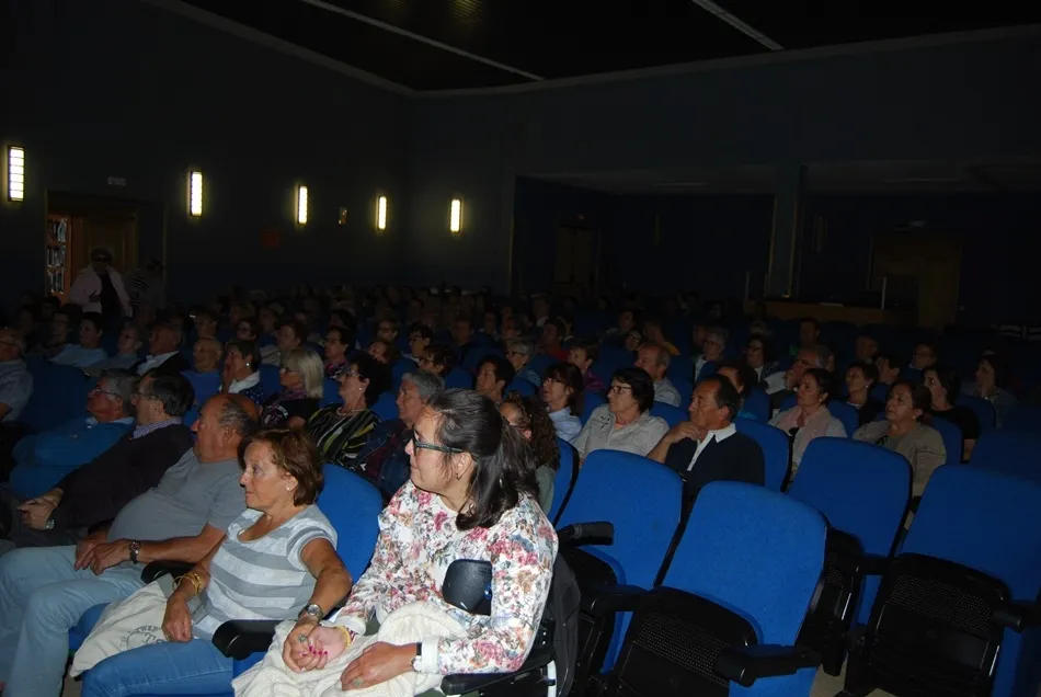 Foto 7 - El dominico Roberto &Aacute;balos cuenta en Villoria su experiencia en Per&uacute;