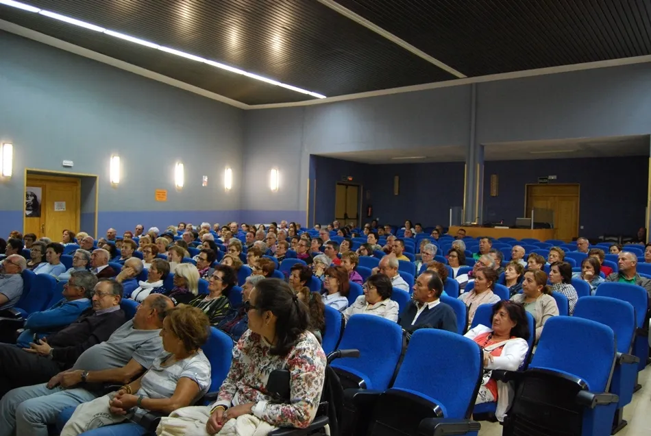 Foto 2 - El dominico Roberto &Aacute;balos cuenta en Villoria su experiencia en Per&uacute;