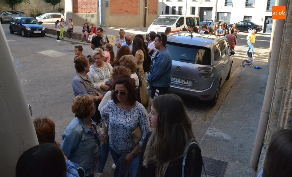 Foto 4 - Un centenar de personas toma parte en el casting para la pr&oacute;xima pel&iacute;cula de Contracorriente  