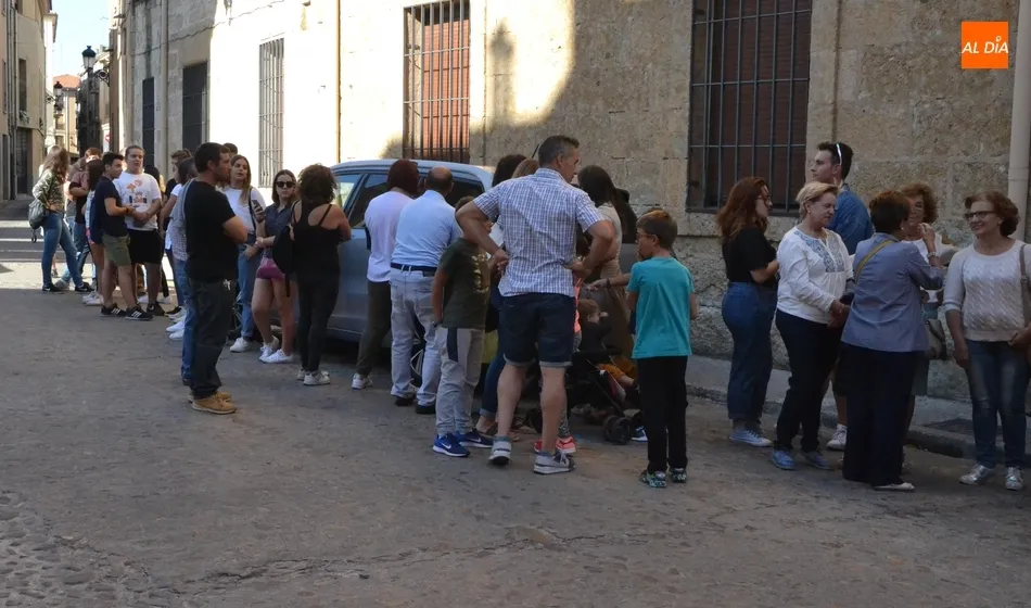 Foto 2 - Un centenar de personas toma parte en el casting para la pr&oacute;xima pel&iacute;cula de Contracorriente  