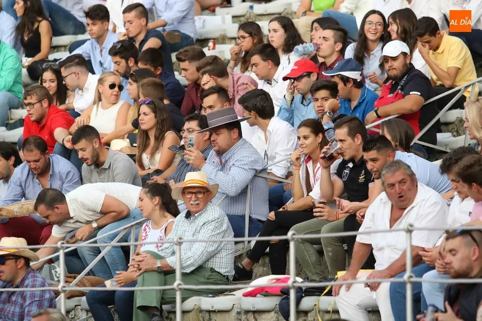 Foto 6 - Profesionales y aficionados arropan a los de la tierra  
