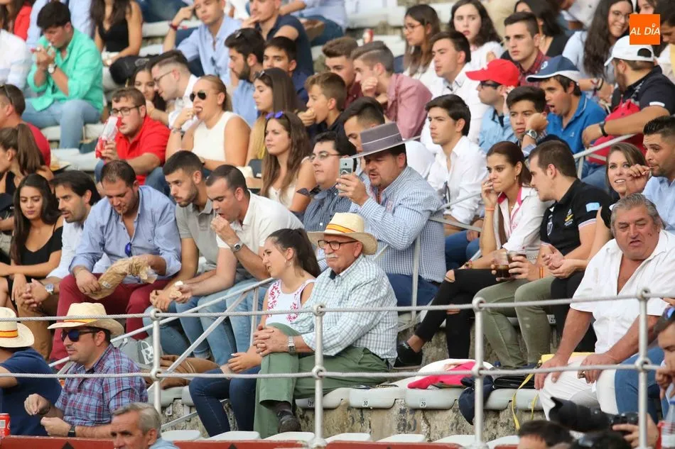 Foto 4 - Profesionales y aficionados arropan a los de la tierra  