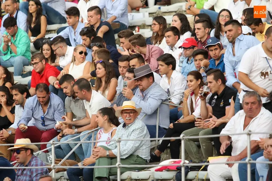 Foto 3 - Profesionales y aficionados arropan a los de la tierra  