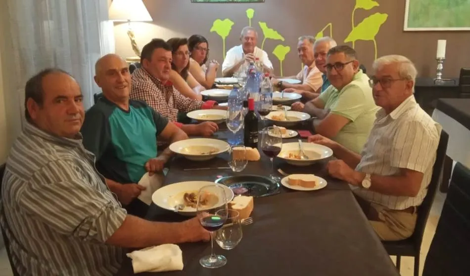 La AVV de El Puente se va de cena con sus colaboradores  
