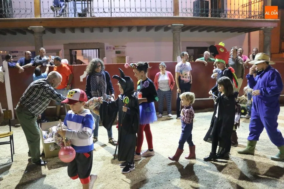 Foto 8 - En Ba&ntilde;ob&aacute;rez comienzan las fiestas con el preg&oacute;n de pe&ntilde;as y un divertido desfile de disfraces
