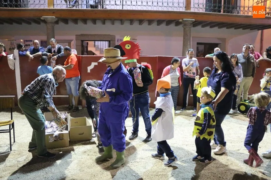 Foto 6 - En Ba&ntilde;ob&aacute;rez comienzan las fiestas con el preg&oacute;n de pe&ntilde;as y un divertido desfile de disfraces